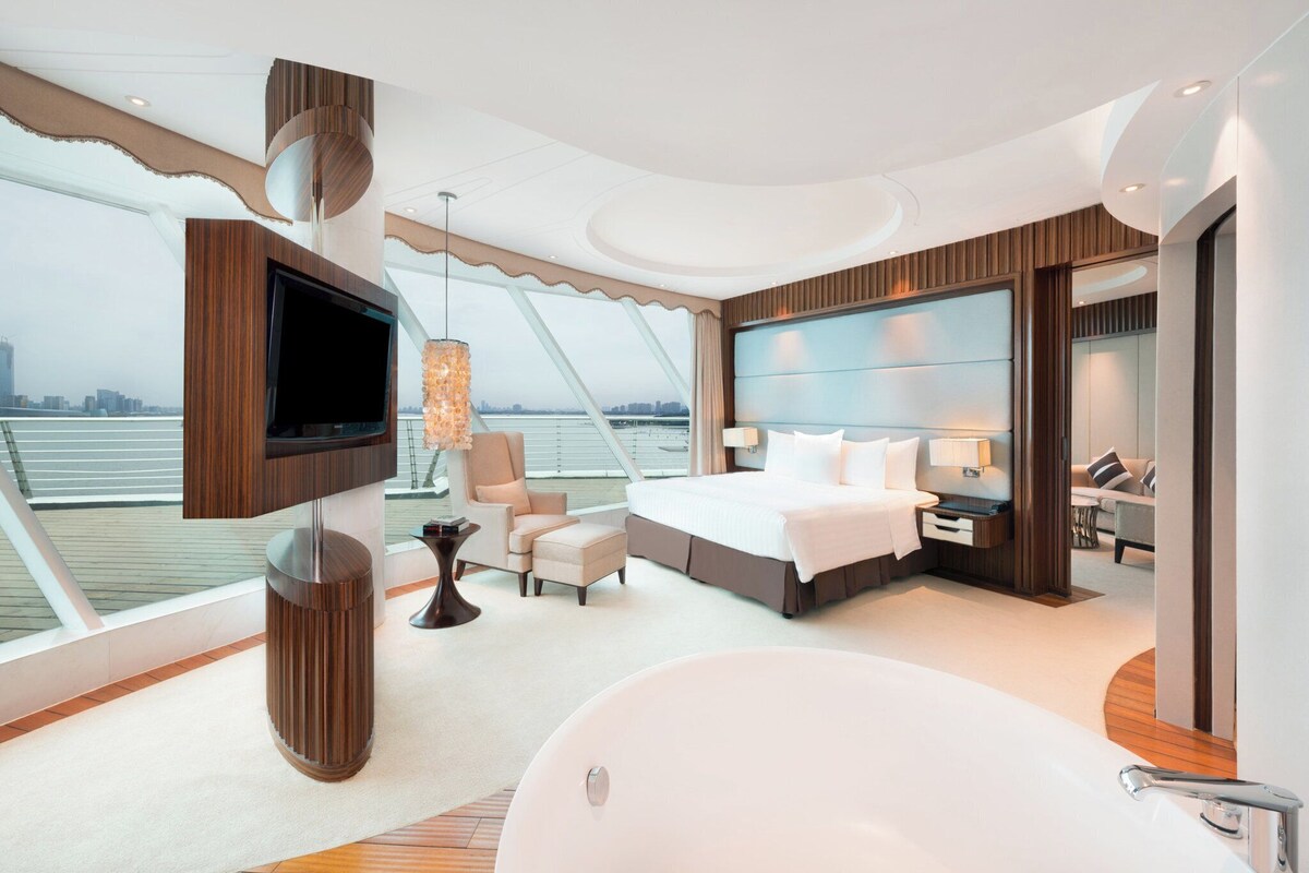 Suite, 1 kingsize-seng, Club Lounge-tilgang (Captain, Lounge Access) | Minibar, safe på rommet, skrivebord og lydisolert