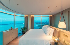 Minibar, caja de seguridad en la habitación y escritorio