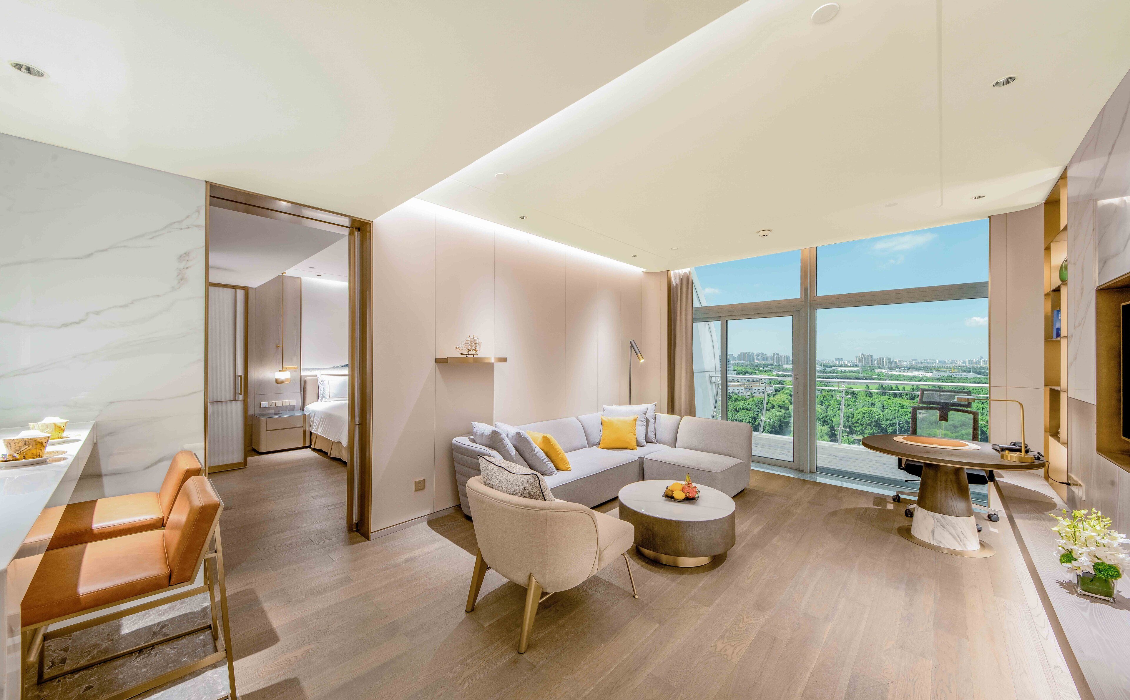 suite, 1 king bed, accessible (explorer, lounge access) | 1 bedroom, minibar, in-room safe, desk