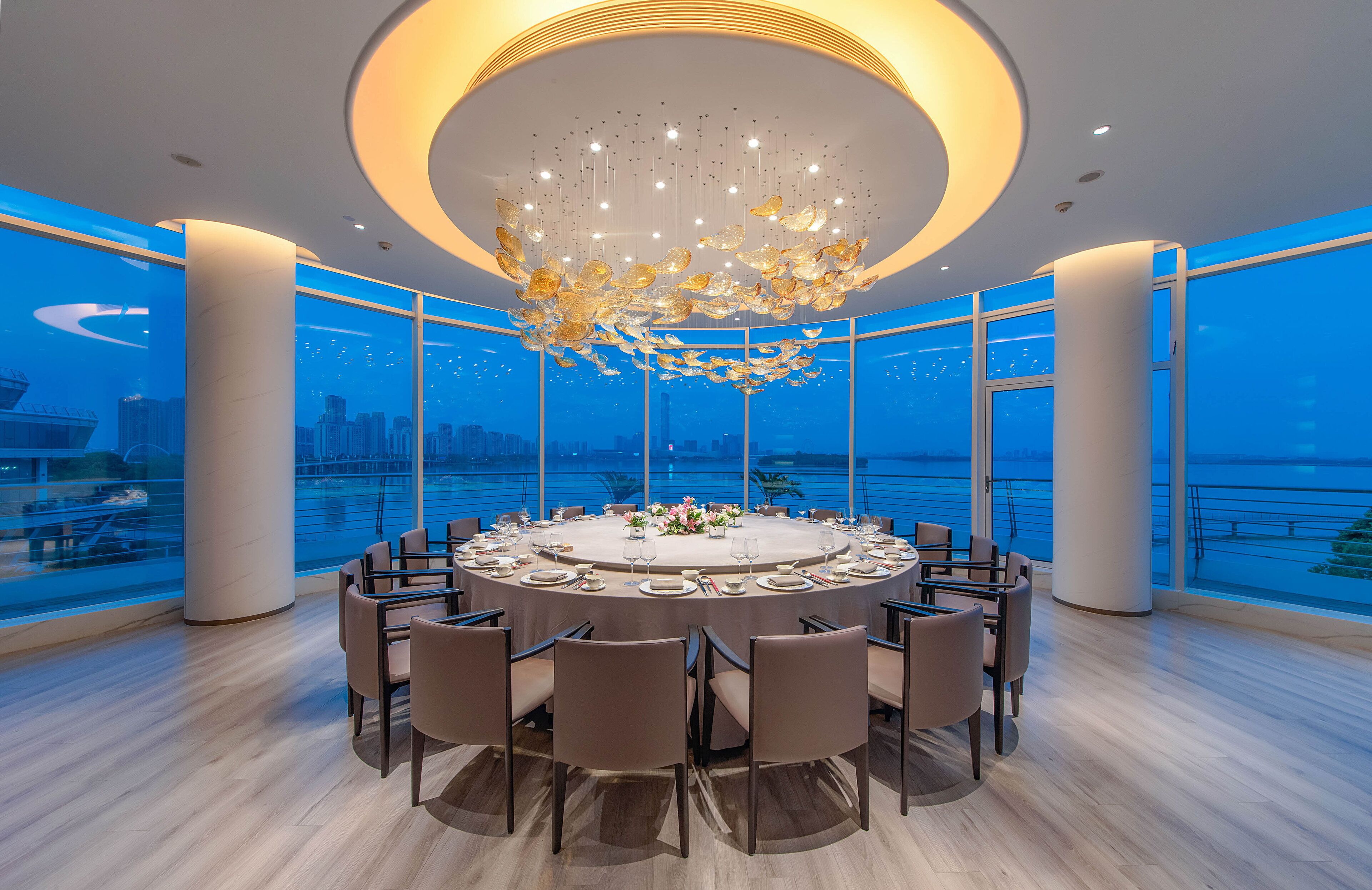 3 restaurants, breakfast served