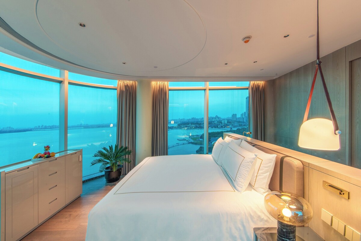 Suite, 1 kingsize-seng, Club Lounge-tilgang (Pilot, High Floor, Lounge Acc) | Minibar, safe på rommet, skrivebord og lydisolert