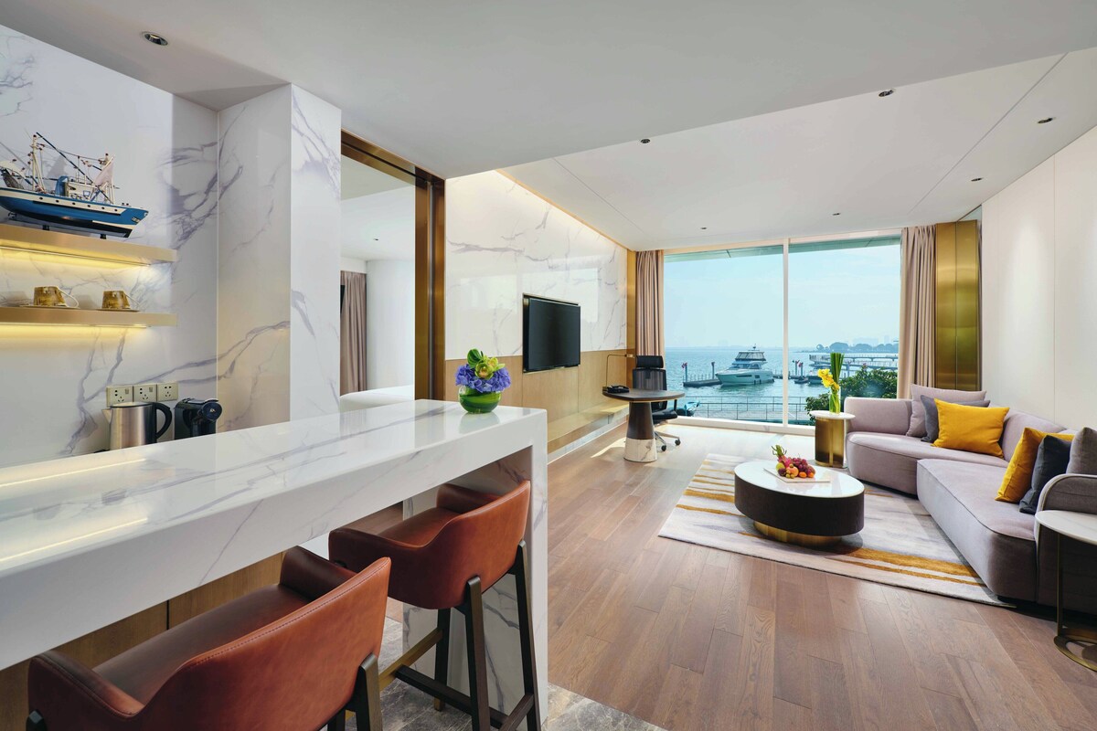 Suite, 1 kingsize-seng, Club Lounge-tilgang (Navigator, High Floor, Lounge) | Minibar, safe på rommet, skrivebord og lydisolert
