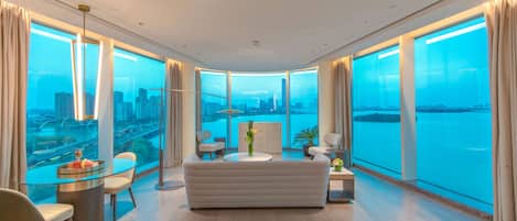 Suite, 1 kingsize bed, toegang tot de clublounge (Pilot, High Floor, Lounge Acc) | Een minibar, een kluis op de kamer, een bureau, geluiddichte muren