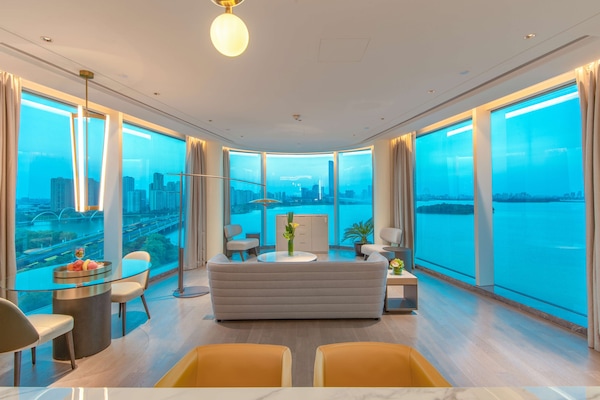 스위트, 킹사이즈침대 1개, 클럽 라운지 이용 (Pilot, High Floor, Lounge Acc) | 1 개의 침실, 미니바, 객실 내 금고, 책상