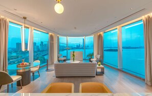 Minibar, caja de seguridad en la habitación y escritorio