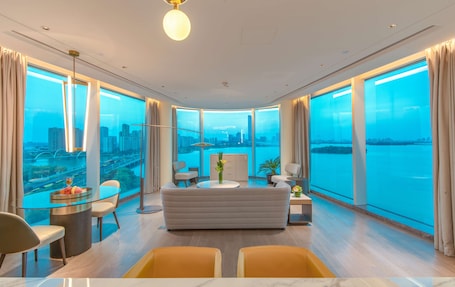 Suite, 1 King Bed, Club Lounge Access (Pilot, High Floor, Lounge Acc) | Minibar, in-room safe, desk, soundproofing