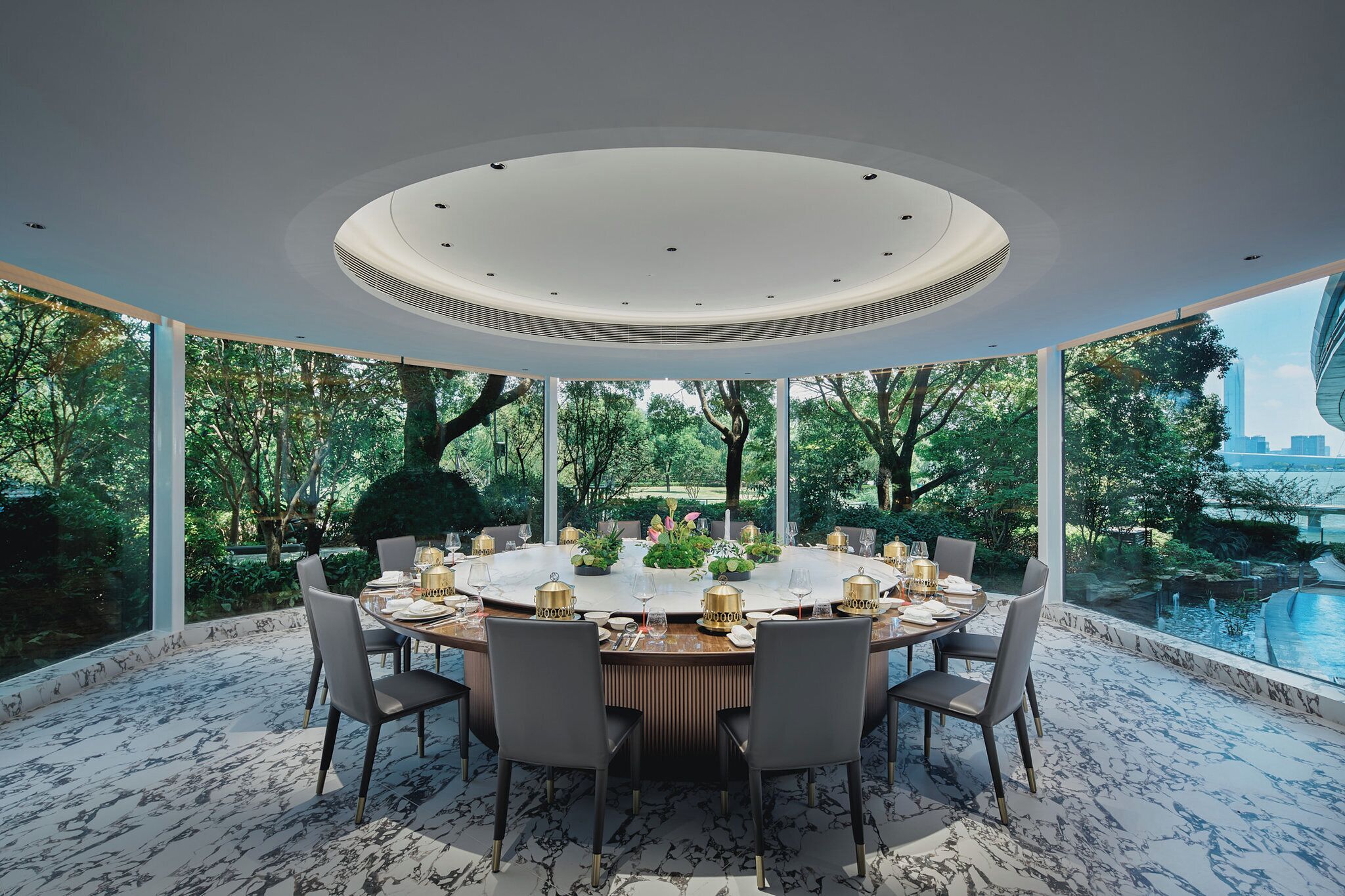 3 restaurants, breakfast served