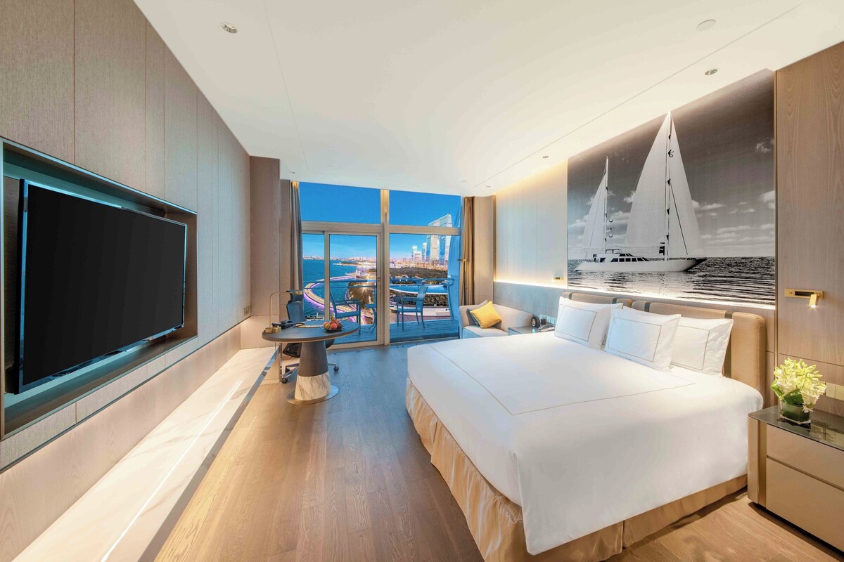 Rom – premium, 1 kingsize-seng, Club Lounge-tilgang (High Floor, Lounge Access) | Minibar, safe på rommet, skrivebord og lydisolert