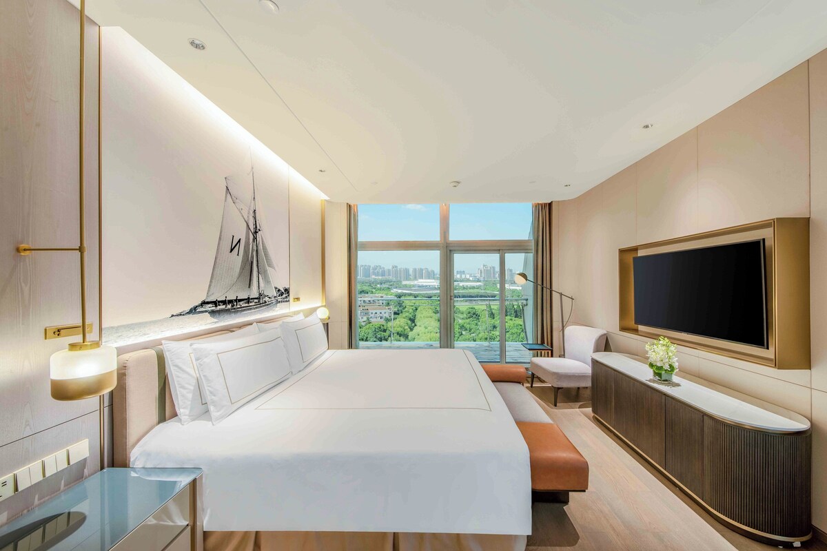 Suite, 1 kingsize-seng, Club Lounge-tilgang (Explorer, Lounge Access) | Minibar, safe på rommet, skrivebord og lydisolert
