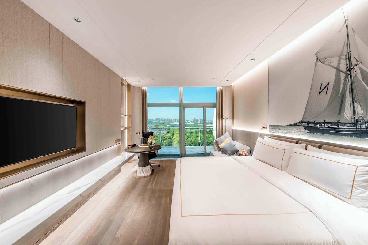 Rom – premium, 1 kingsize-seng, Club Lounge-tilgang (High Floor, Lounge Access) | Minibar, safe på rommet, skrivebord og lydisolert
