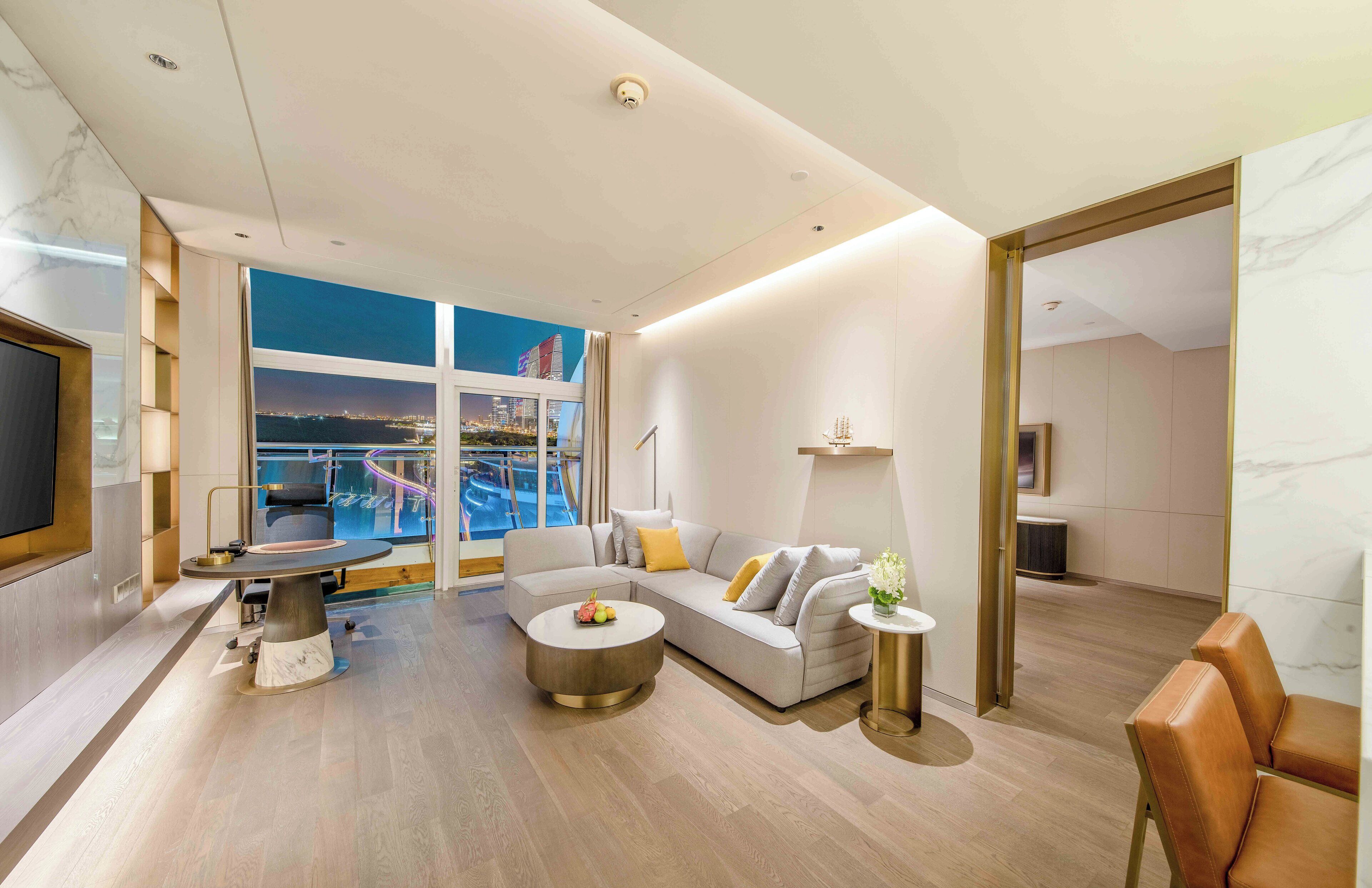 迷你吧、客房内保险箱、办公桌、隔音