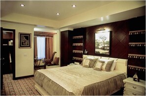Minibar, in-room safe, desk, iron/ironing board - Country Inn & Suites Haridwar (HARIDWAR)