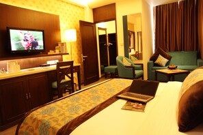 ميني بار وخزنة داخل الغرفة ومكتب ومكواة/لوح كي