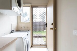 Apartamento, 3 habitaciones, terraza | Lavandería