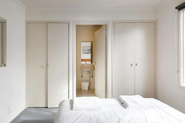 Apartamento, 3 habitaciones, terraza | Espacio para trabajar con un portátil y cortinas opacas