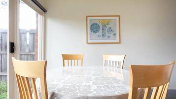 Apartemen, 3 kamar tidur, teras | Tempat makan | Melayani makan siang dan makan malam