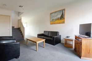 Living area - Lamplighter Motel (Oakleigh)
