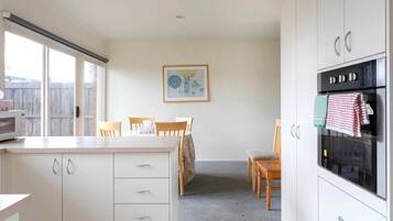 Apartemen, 3 kamar tidur, teras | Dapur pribadi | Lemari es dan ketel listrik
