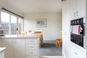 Apartamento, 3 quartos, terraço | Cozinha privada | Geladeira, chaleira elétrica