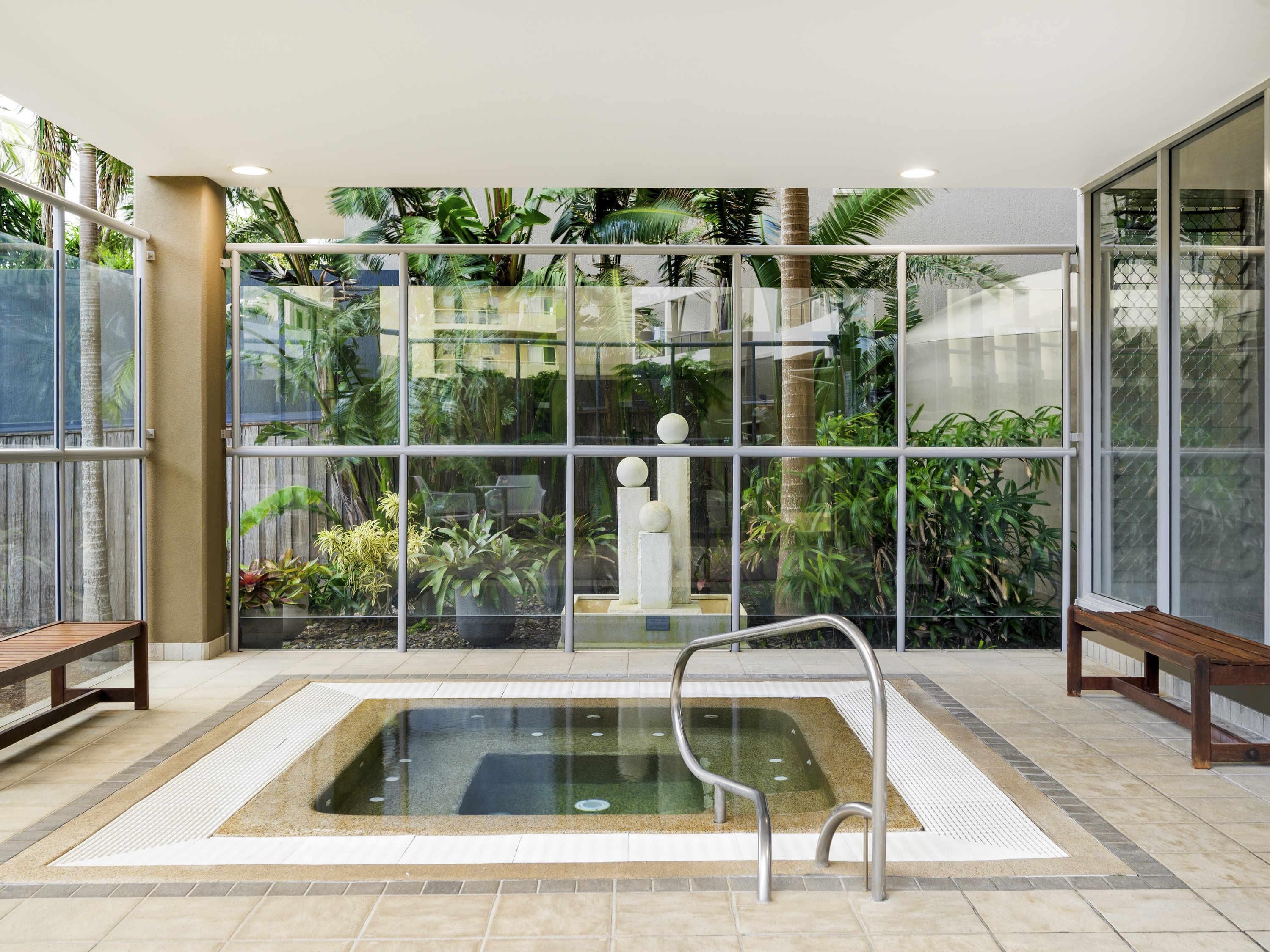 Una piscina cubierta