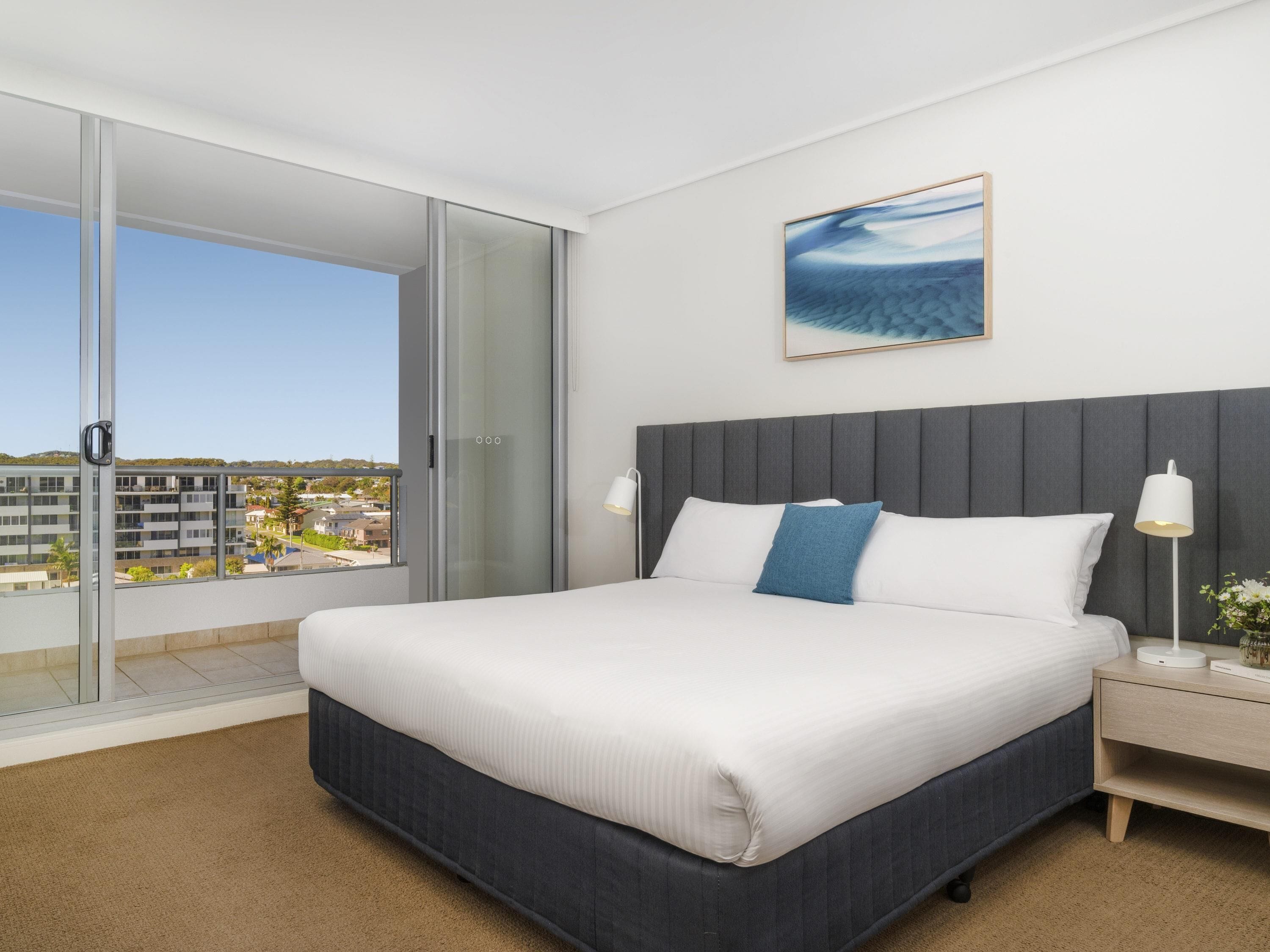 Setrika/meja setrika dan tempat tidur bayi (biaya tambahan)