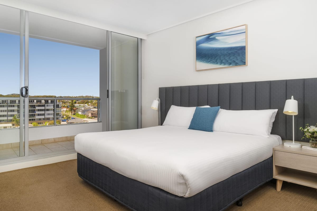 Setrika/meja setrika dan tempat tidur bayi (biaya tambahan)