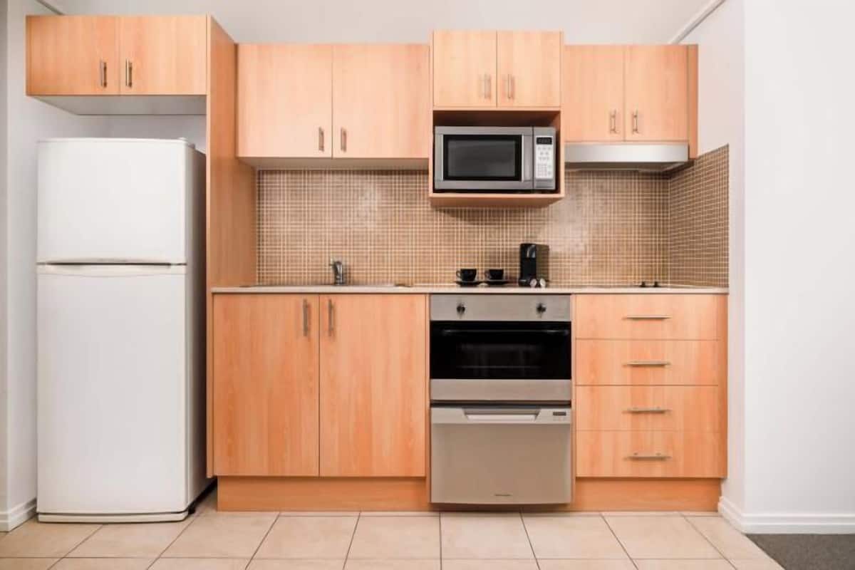 Private kitchen | Electric kettle, cookware/dishes/utensils
