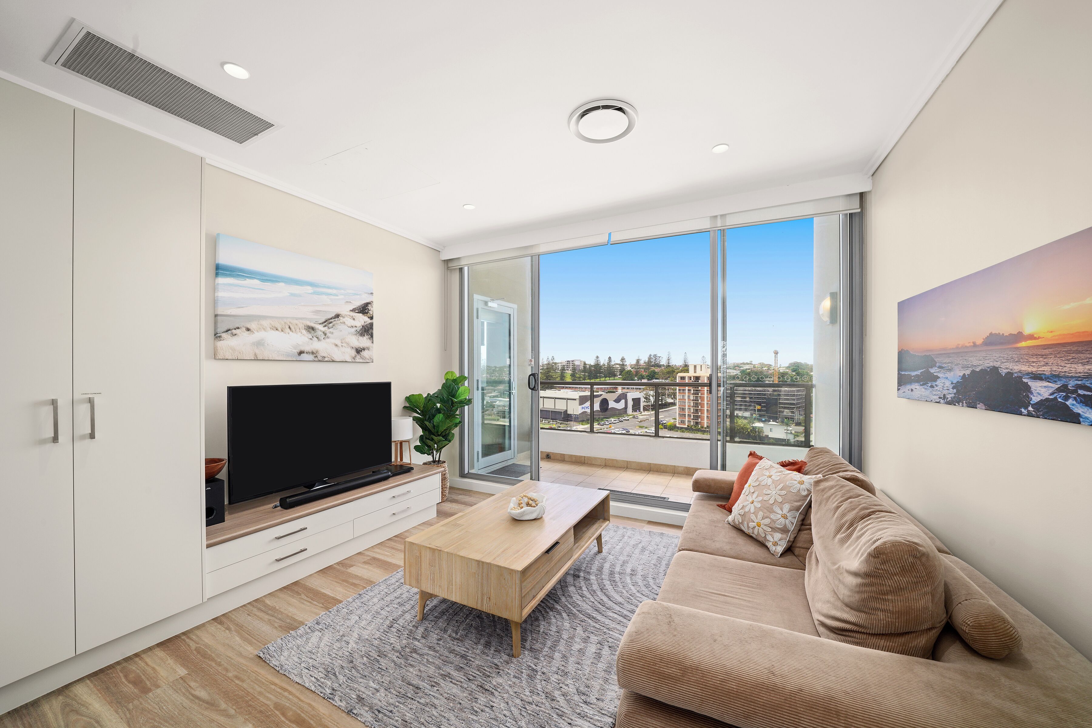 Deluxe-Penthouse, 3 Schlafzimmer | Wohnbereich | Flachbildfernseher