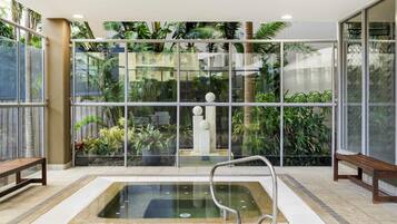 Una piscina cubierta