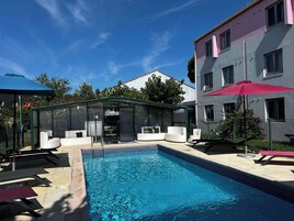 Una piscina al aire libre de temporada
