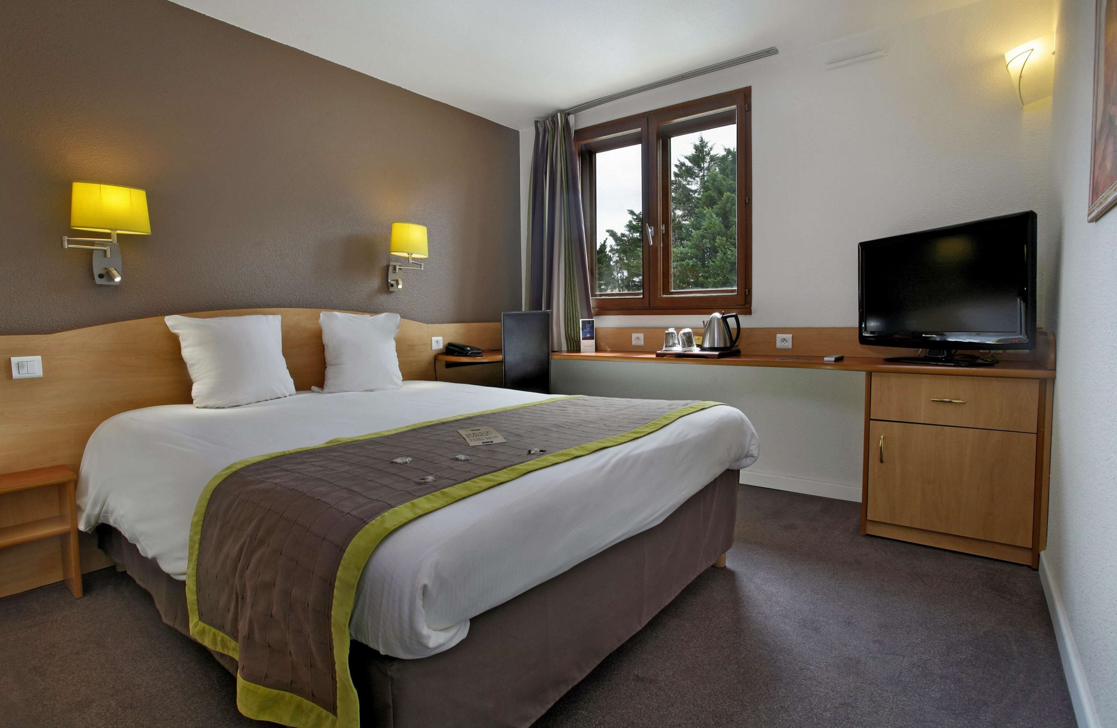 Blackout curtains, soundproofing, iron/ironing board, free WiFi