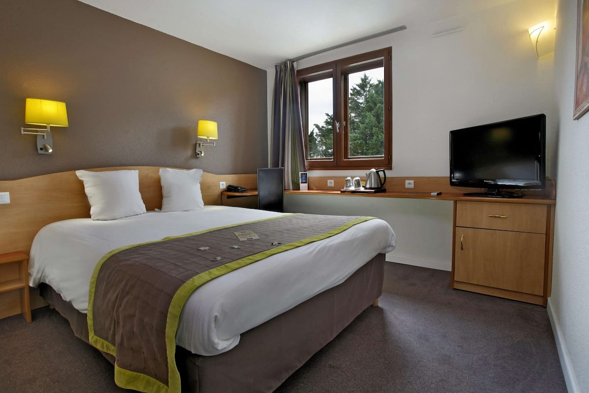 Blackout curtains, soundproofing, iron/ironing board, free WiFi