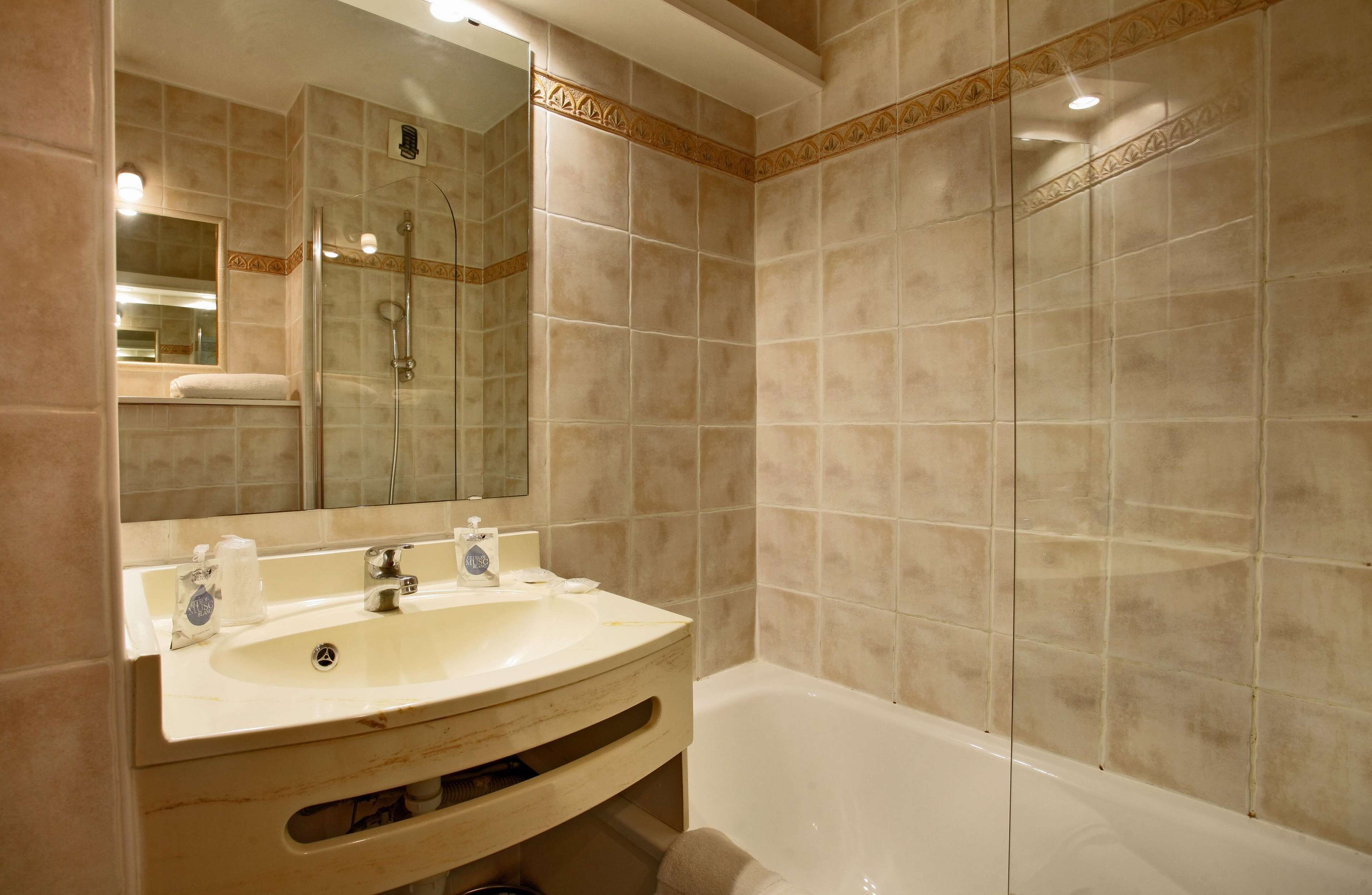 combined shower/bathtub, eco-friendly toiletries, hair dryer, towels