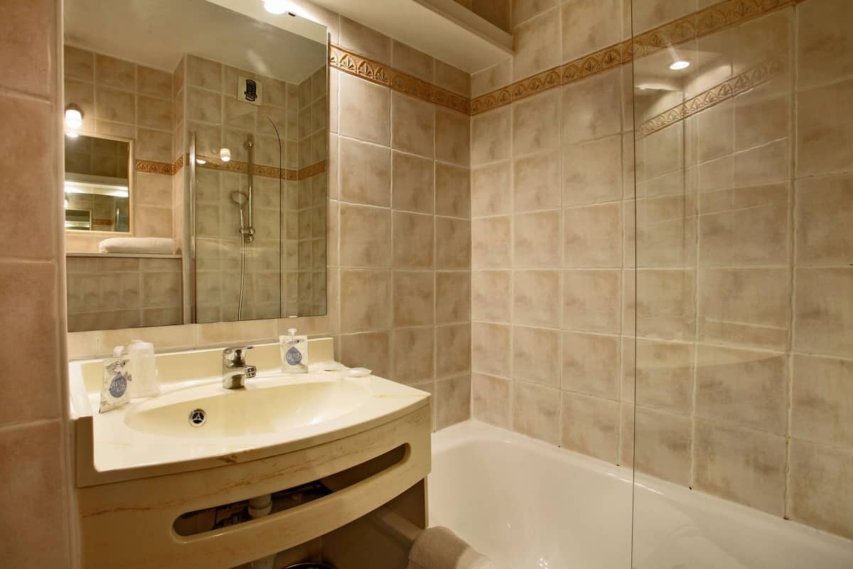 combined shower/bathtub, eco-friendly toiletries, hair dryer, towels