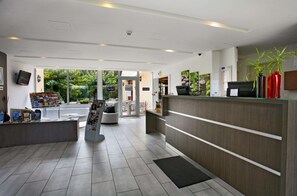 Lobby - Kyriad Montpellier Aéroport - Parc Expo (Mauguio)