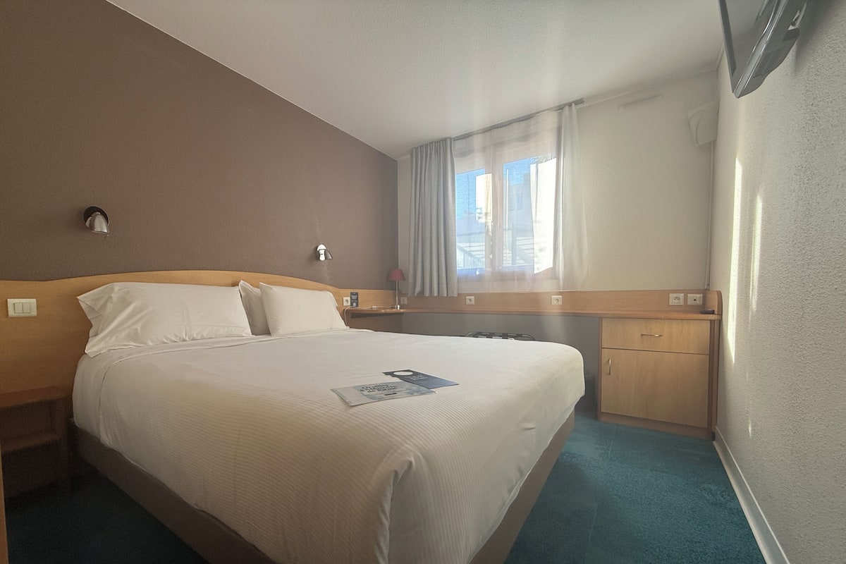 Verdunkelungsvorhänge, schallisolierte Zimmer, Bügeleisen/Bügelbrett