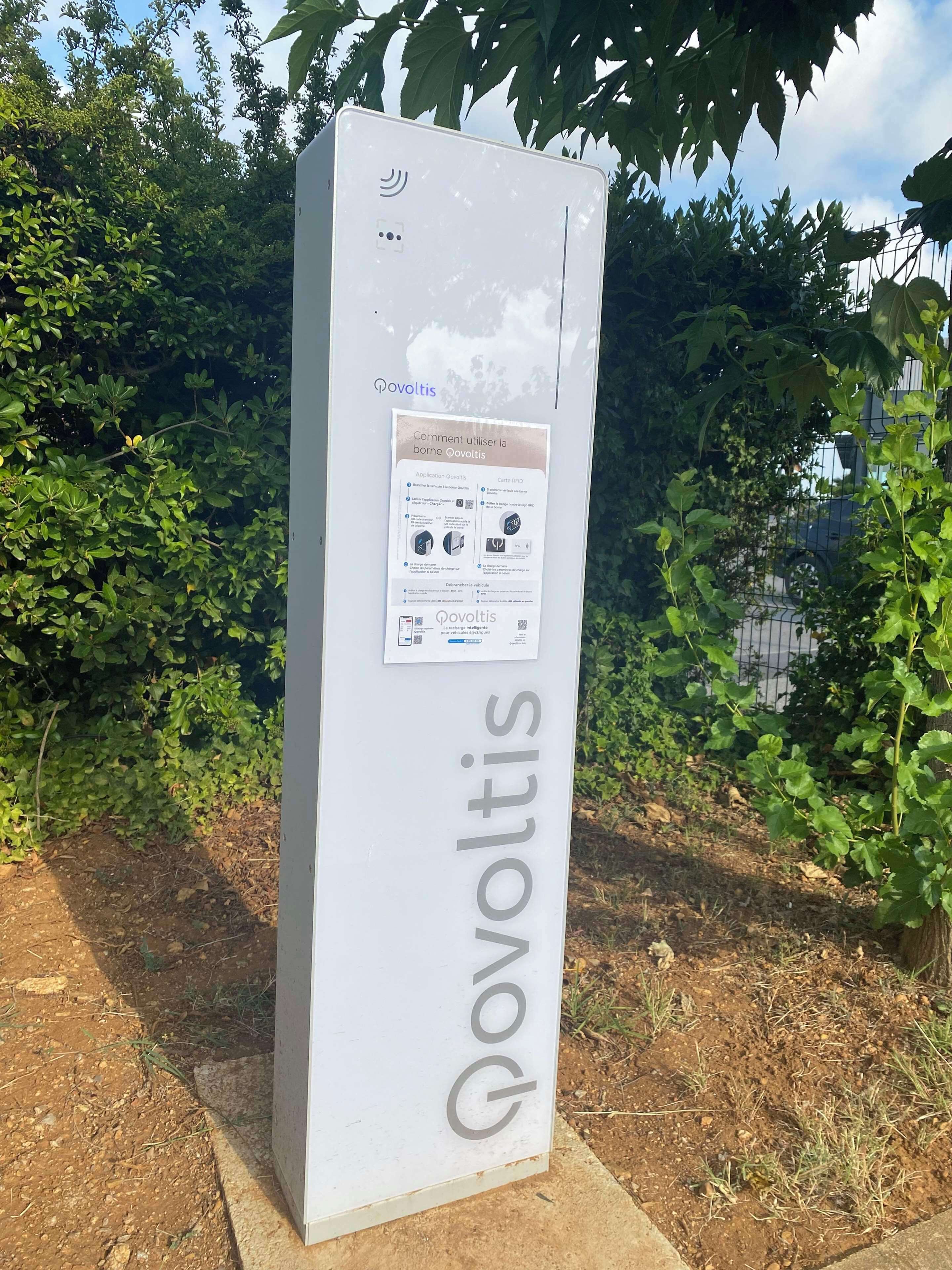 A white electric vehicle charging station branded with 'Govoltis' and instructions for use.