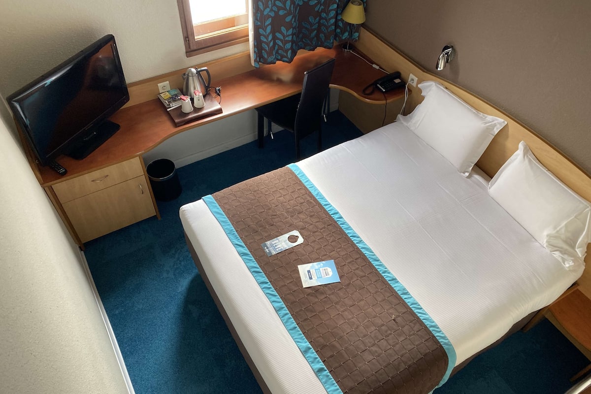 Blackout drapes, soundproofing, iron/ironing board, free WiFi
