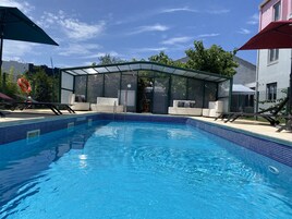 季节性开放的室外游泳池