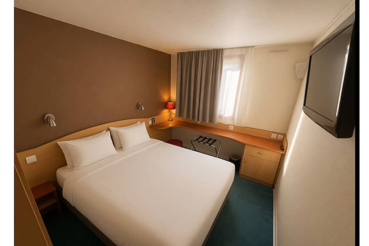 Habitación estándar, 1 cama matrimonial | Cortinas blackout, insonorización y tabla de planchar con plancha