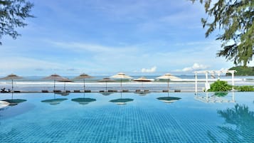 3 piscines a l'aire lliure (horari: 07:00-19:00) i gandules