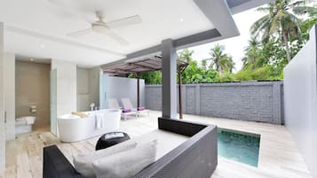 Private Pool Deluxe - 370 meters away from the beach | Salle de bain | Articles de toilette gratuits, sèche-cheveux, peignoirs, chaussons