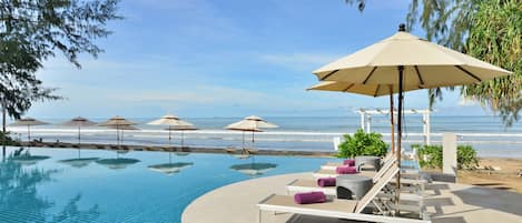 3 piscinas externas, funciona das 7h às 19h, espreguiçadeiras