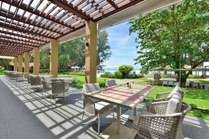 Daily continental breakfast (THB 650 per person)