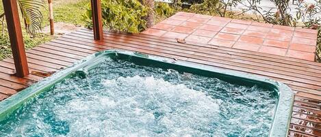 Una persona relajándose en un jacuzzi con vista al mar.