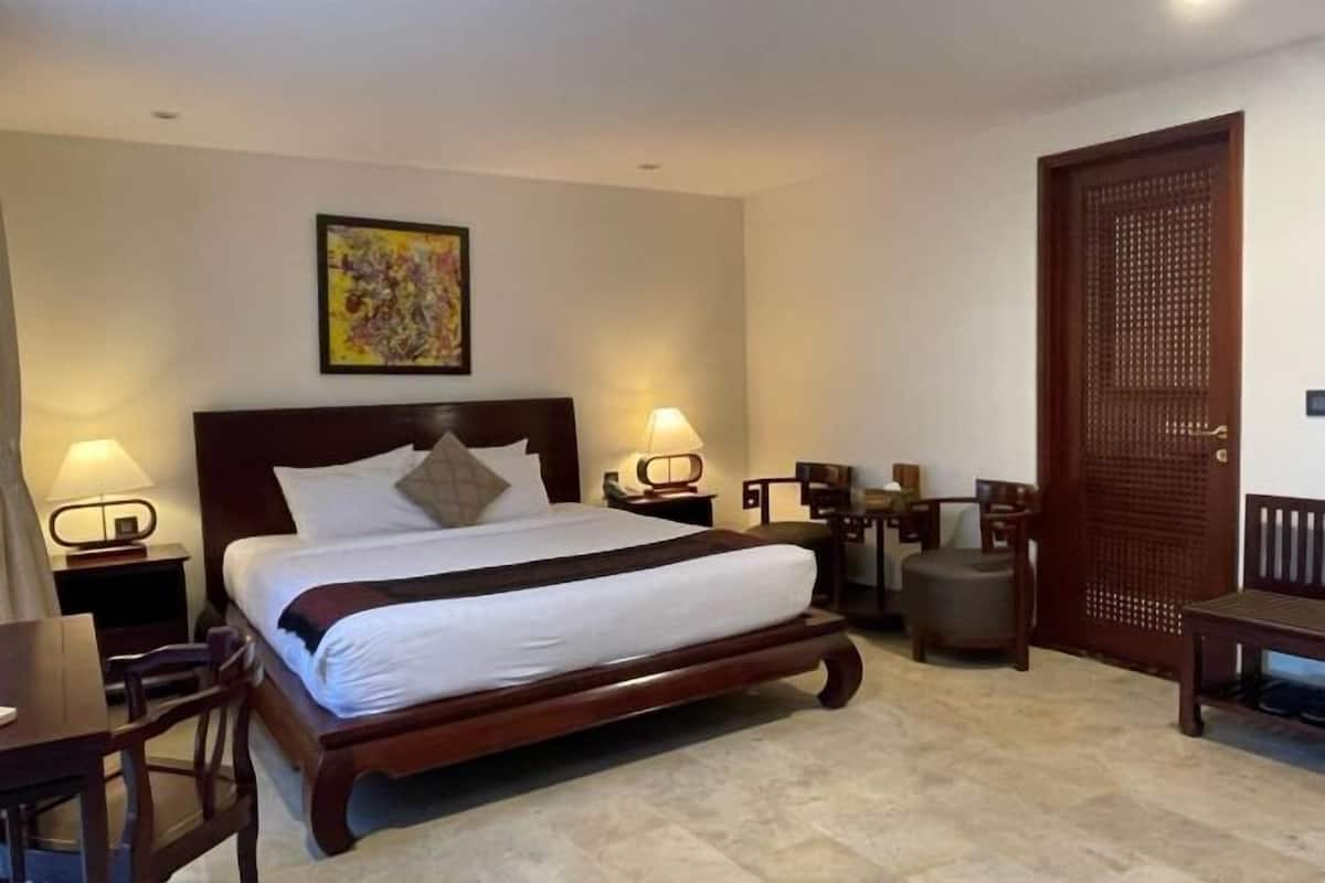 Premium bedding, memory foam beds, minibar, in-room safe