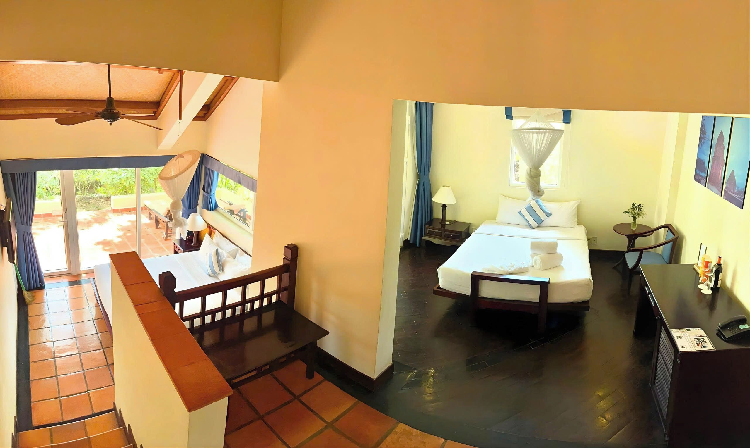 Une chambre d’hôtel avec un lit, une table de chevet et une vue sur l’extérieur.