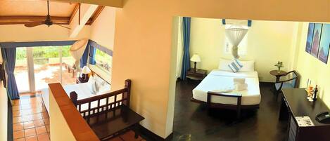 Una habitación de hotel con cama, mesita de noche y vistas al exterior.