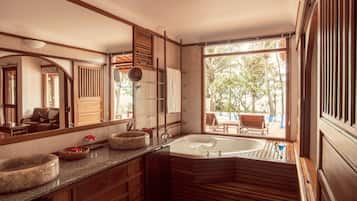 Biệt thự, hồ bơi riêng | Phòng tắm | Buồng tắm vòi sen, vòi sen phun mưa, đồ dùng nhà tắm miễn phí