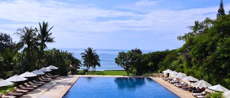 2 piscinas externas, guarda-sóis, espreguiçadeiras
